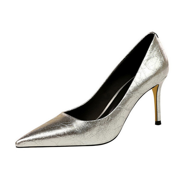 Lakkbőr cipő hegyes modell magassarkúval