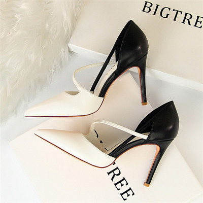 Stílusos női hegyes cipő pánttal