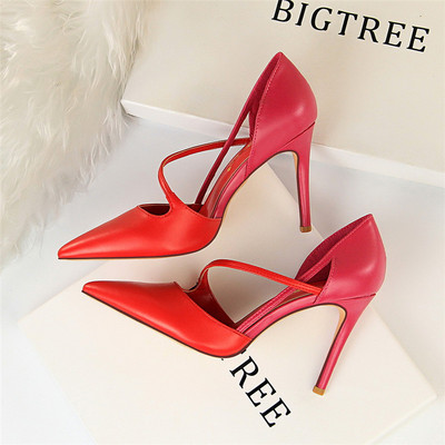 Stílusos női hegyes cipő pánttal