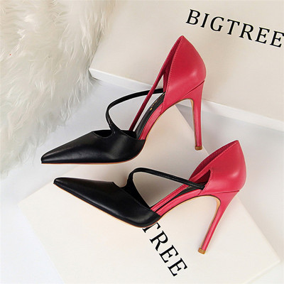 Stílusos női hegyes cipő pánttal