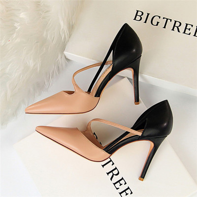 Stílusos női hegyes cipő pánttal