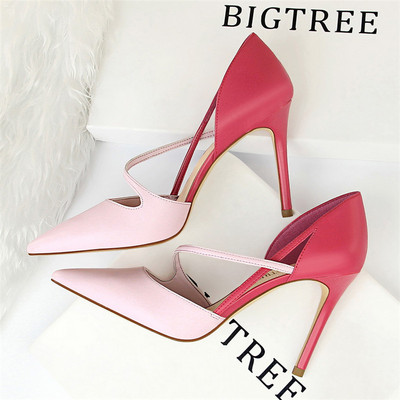 Stílusos női hegyes cipő pánttal