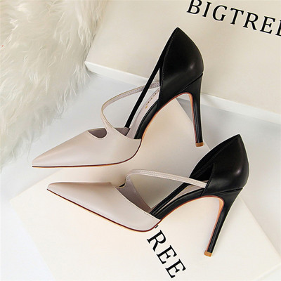 Stílusos női hegyes cipő pánttal