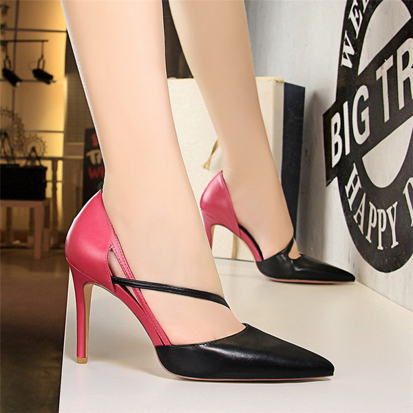 Stílusos női hegyes cipő pánttal