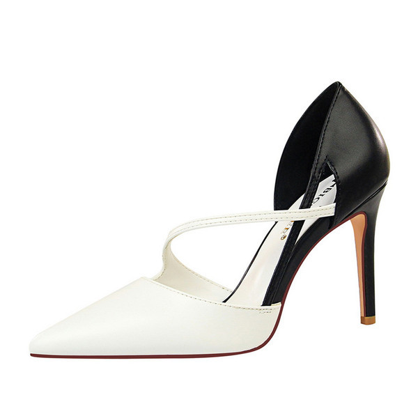 Stílusos női hegyes cipő pánttal