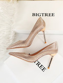 Elegáns női cipő hegyes modell öko bőrből