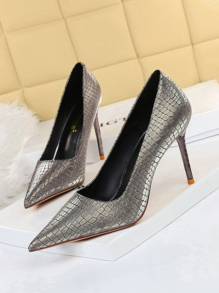 Elegáns női cipő hegyes modell öko bőrből