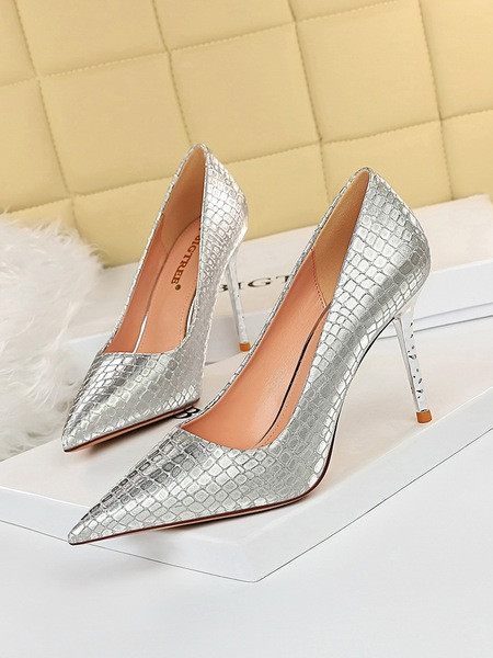 Elegáns női cipő hegyes modell öko bőrből