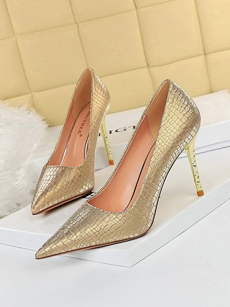 Elegáns női cipő hegyes modell öko bőrből