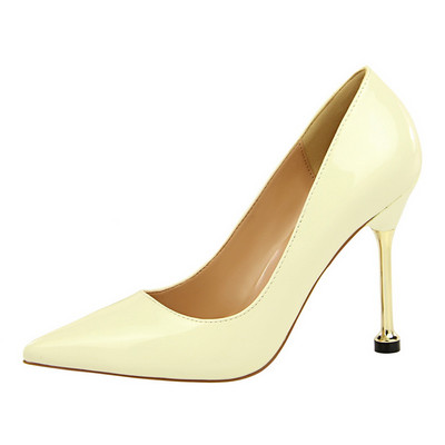 Elegáns női cipő hegyes modell magassarkúval