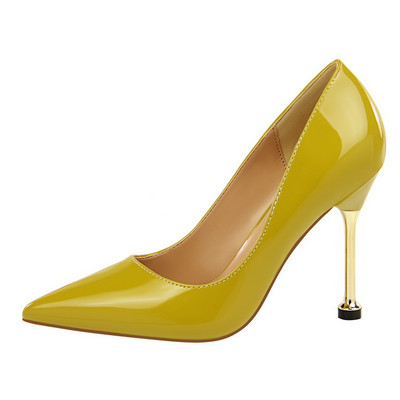 Elegáns női cipő hegyes modell magassarkúval