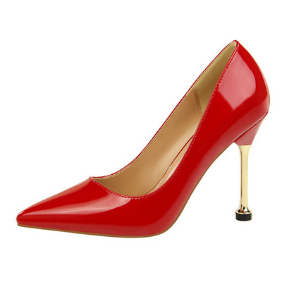 Elegáns női cipő hegyes modell magassarkúval