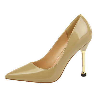 Elegáns női cipő hegyes modell magassarkúval