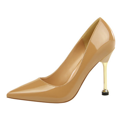 Elegáns női cipő hegyes modell magassarkúval