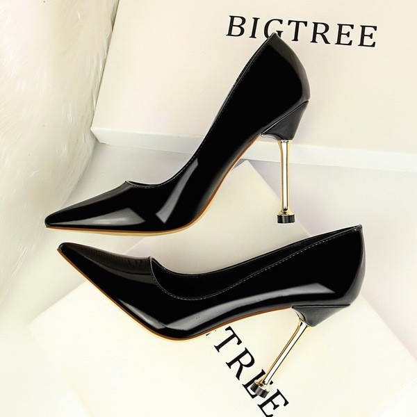 Elegáns női cipő hegyes modell magassarkúval