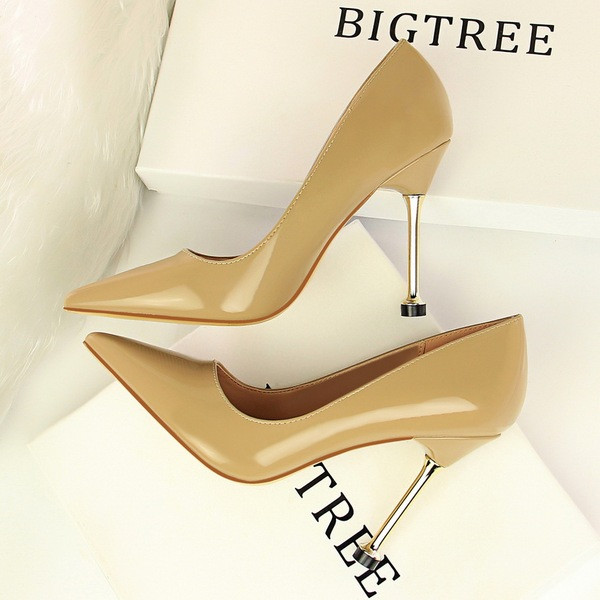 Elegáns női cipő hegyes modell magassarkúval