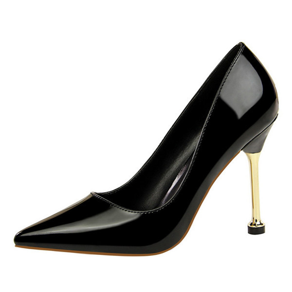 Elegáns női cipő hegyes modell magassarkúval