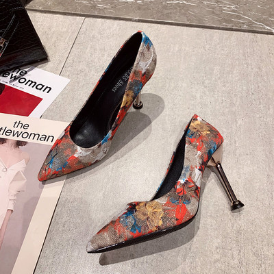 Γυναικεία παπούτσια μοντέρνα με ψηλό τακούνι