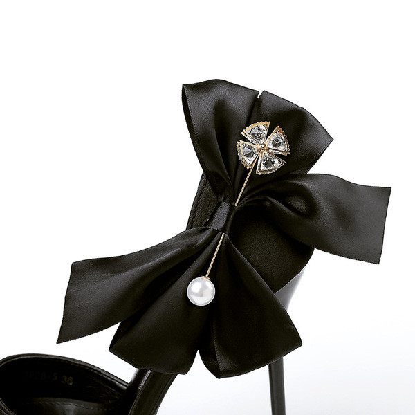 Új női cipő modell fém elemmel és szalaggal