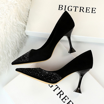 Elegáns női cipő kövekkel és nem szabványos sarokkal