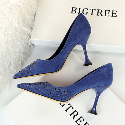 Elegáns női cipő kövekkel és nem szabványos sarokkal