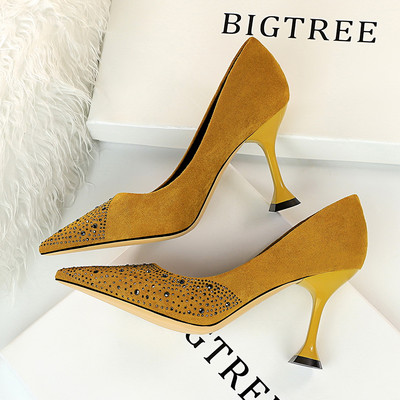 Elegáns női cipő kövekkel és nem szabványos sarokkal