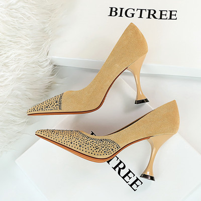 Elegáns női cipő kövekkel és nem szabványos sarokkal