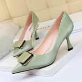 Γυναικεία σατέν παπούτσια με μέτρια τακούνια και μεταλλική διακόσμηση