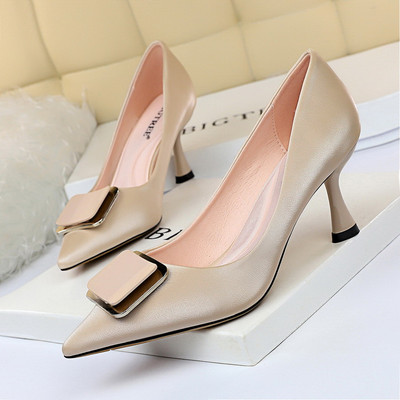 Γυναικεία σατέν παπούτσια με μέτρια τακούνια και μεταλλική διακόσμηση