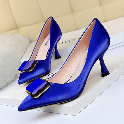 Γυναικεία σατέν παπούτσια με μέτρια τακούνια και μεταλλική διακόσμηση