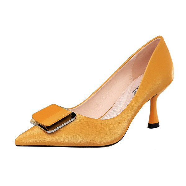 Γυναικεία σατέν παπούτσια με μέτρια τακούνια και μεταλλική διακόσμηση