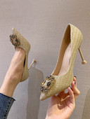 Aktuális női cipő hegyes modell magassarkúval és kövekkel