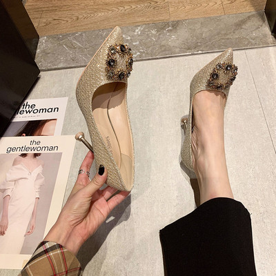 Aktuális női cipő hegyes modell magassarkúval és kövekkel