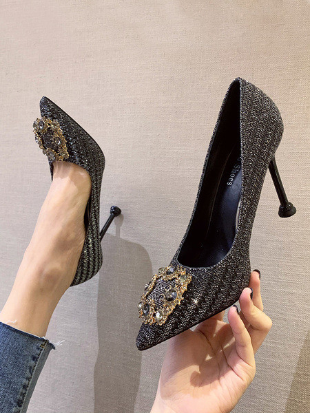 Aktuális női cipő hegyes modell magassarkúval és kövekkel
