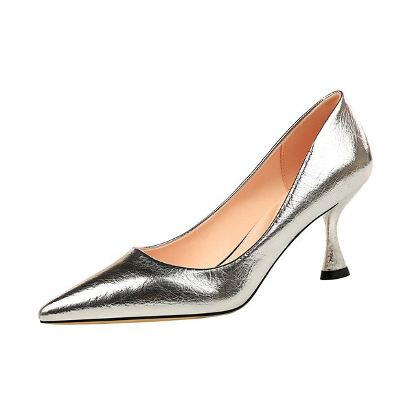 Modern női hegyes cipő alacsony sarkú