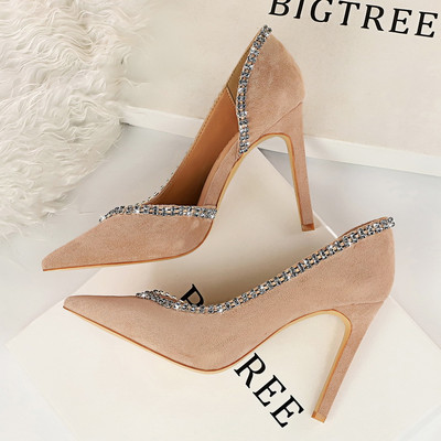 Aktuális köves, vékony sarkú női cipő