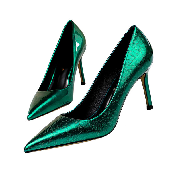 Γυναικεία παπούτσια κλασικό μοντέλο με γυαλιστερό αποτέλεσμα