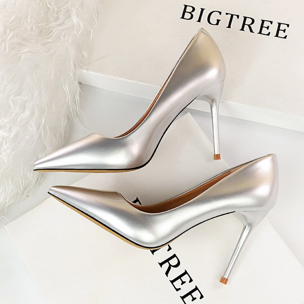 Női lakkcipő magassarkú letisztult modellel