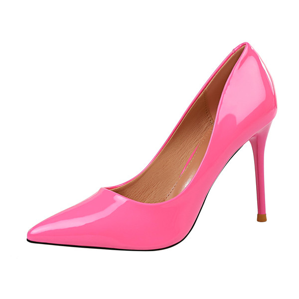 Női lakkcipő magassarkú letisztult modellel