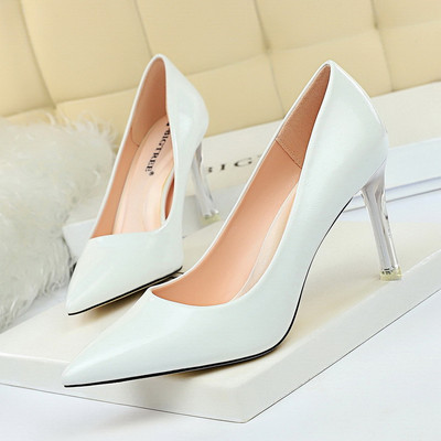 Női lakkcipő 8,5 cm-es sarokkal