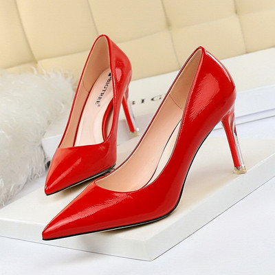 Női lakkcipő 8,5 cm-es sarokkal