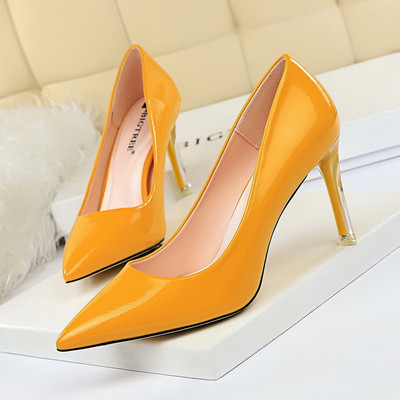 Női lakkcipő 8,5 cm-es sarokkal