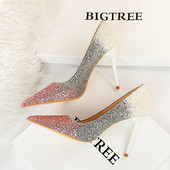 Elegáns női cipő magassarkúval és fényes hatással