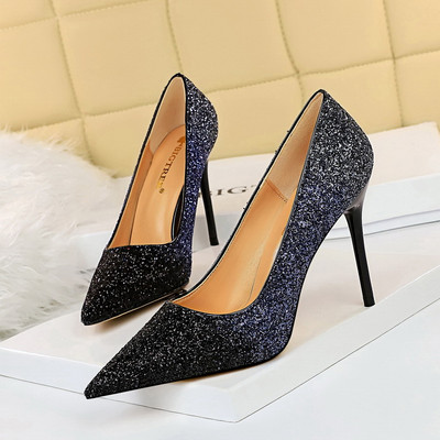 Elegáns női cipő magassarkúval és fényes hatással