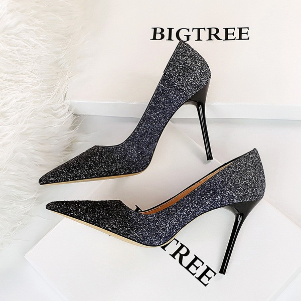 Elegáns női cipő magassarkúval és fényes hatással