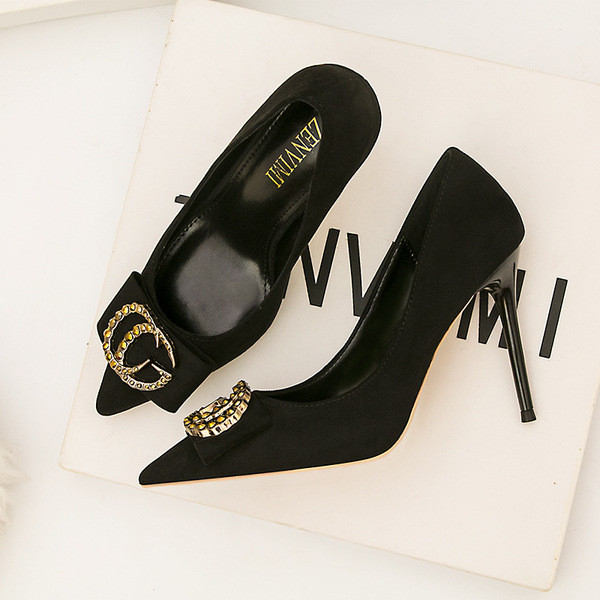 Κομψά παπούτσια από σατέν και μεταλλική διακόσμηση