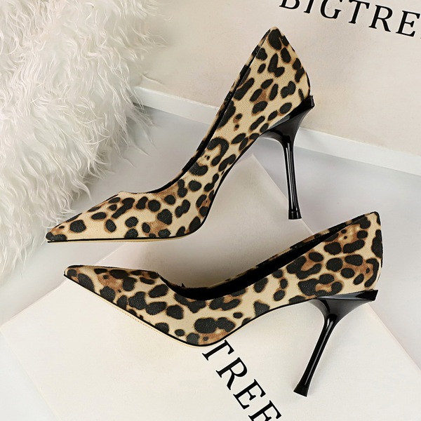 Modern cipő állatmintás