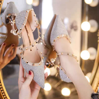 Γυναικεία παπούτσια με χαμηλά τακούνια και αγκράφα