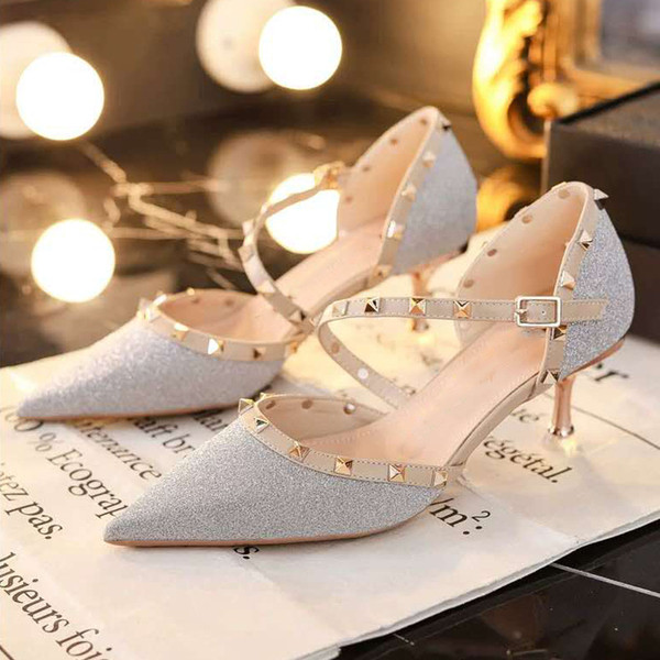 Γυναικεία παπούτσια με χαμηλά τακούνια και αγκράφα