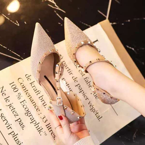 Γυναικεία παπούτσια με χαμηλά τακούνια και αγκράφα